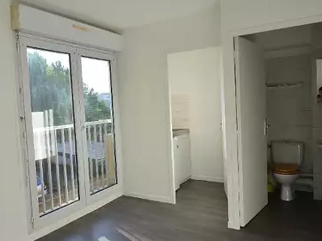 Bordeaux 33800 Location appartement 1 pièce t1 au dernier étage parking