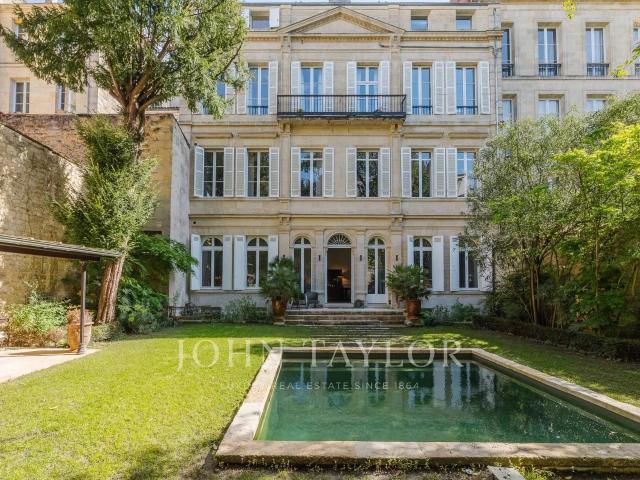 BORDEAUX TRIANGLE D’OR – RARE APPARTEMENT AVEC JARDIN PRIVATIF ET PISCINE DANS UN HÔTEL PARTICULIER