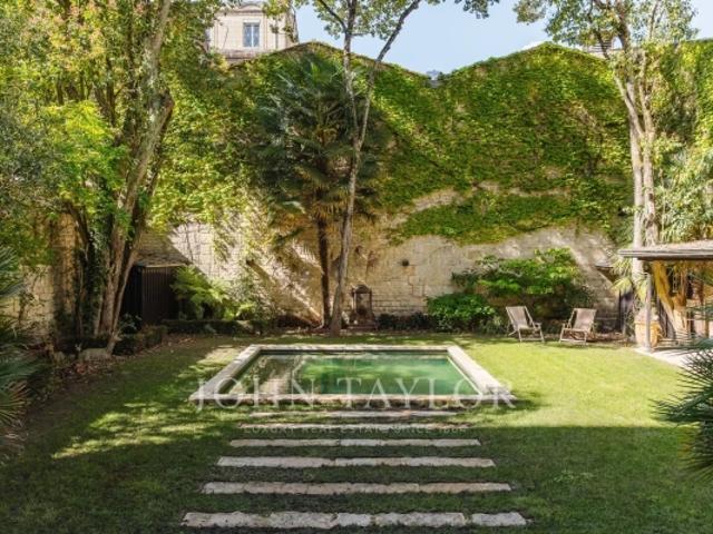 BORDEAUX TRIANGLE D'OR – RARE APPARTEMENT AVEC JARDIN PRIVATIF ET PISCINE DANS UN HÔTEL PARTICULIER