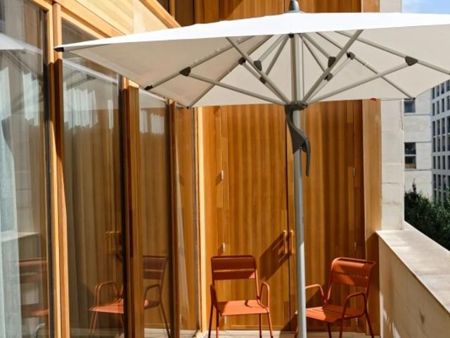 BORDEAUX APPARTEMENT EN DUPLEX AVEC BALCON ET PARKING