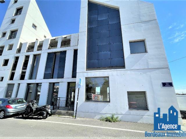BORDEAUX BASTIDE NIEL LOCAL COMMERCIAL DUPLEX 208M2 LIBRE ET BRUT + 1 PARKING