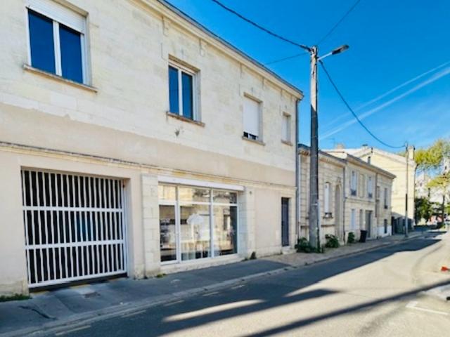 BORDEAUX BASTIDE Avenue Thiers Duplex T3 avec patio Immeuble en pierre rénové Proche tram