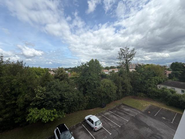 BORDEAUX CAUDERAN APPARTEMENT TYPE 3 AVEC BALCON ET PARKING EXTERIEUR
