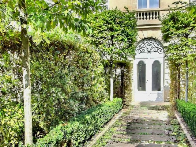 BORDEAUX CENTRE PROXIMITE TRIANGLE D'OR APPARTEMENT ANCIEN JARDIN PRIVATIF 250M²