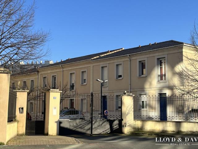 Bordeaux centre T2 avec balcon et parking