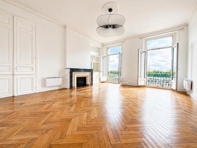 BORDEAUX CHARTRONS APPARTEMENT T3 98 m2 Loi Carrez VUE GARONNE