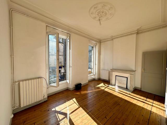 Bordeaux Chartrons Appartement T3 71m2 2 chambres Patio prestations anciennes
