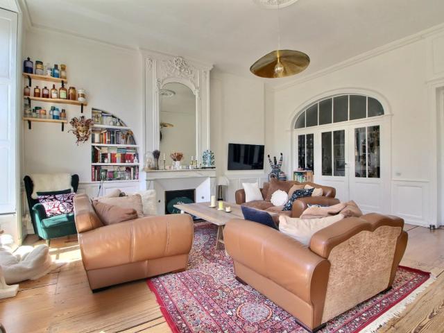 Bordeaux – Élégant appartement rénové par architecte – Adresse recherchée