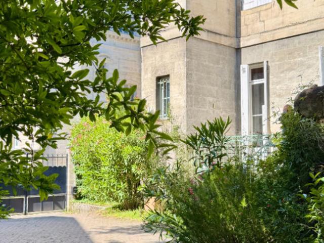 BORDEAUX CROIX BLANCHE Magnifique maison bourgeoise avec jardin et dépendance
