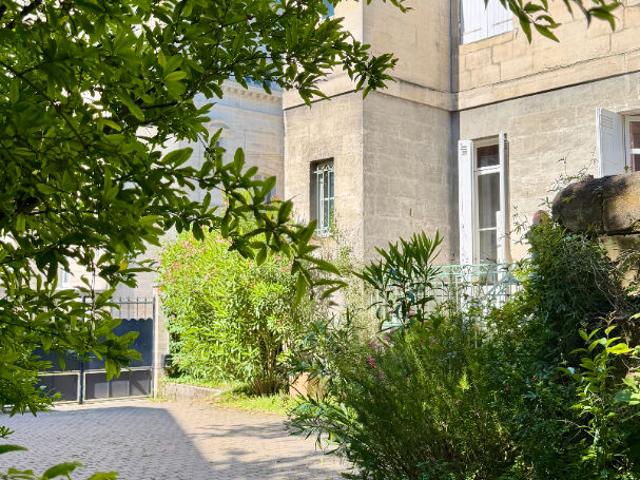 BORDEAUX CROIX BLANCHE Magnifique maison bourgeoise avec jardin et dépendance