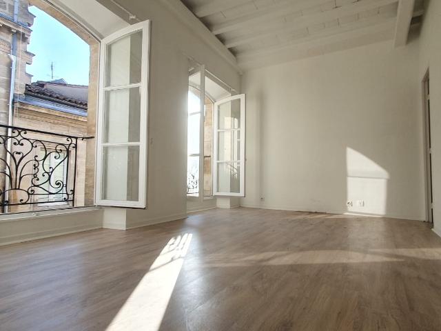 BORDEAUX INTENDANCE T3 bis dans immeuble pierre