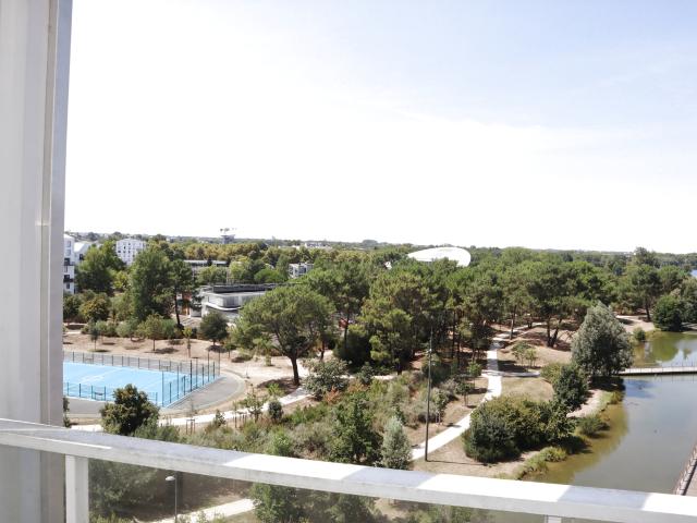 Bordeaux Lac Superbe T3 traversant 68.45M2 offrant une vue panoramique avec 2 Balcons et parking privatif