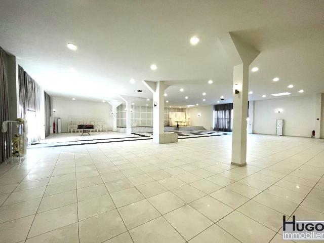 BORDEAUX LAC ROCADE SORTIE 4 PROCHE TRAM C STADE ATLANTIQUE LOCAL COMMERCIAL: 1 LOT 950M2 + EXTERIEUR TERRASSES PARKINGS REVENU LOCATIF: 85.000eurosnet/an !