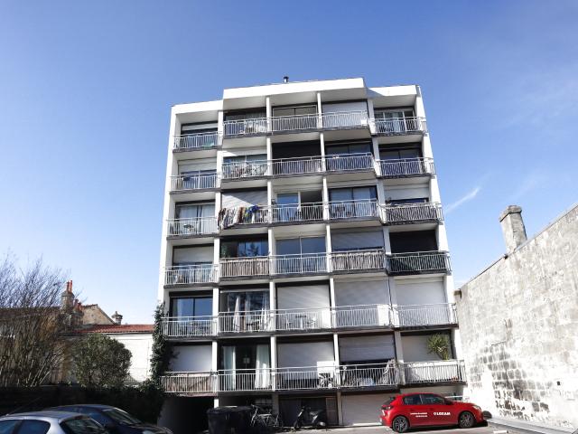 Bordeaux Ornano Chaban Delmas Intra Boulevards T1 avec Balcon BEG au pied du TRAM
