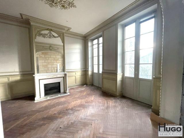 BORDEAUX Place des Quinconces Quai des Chartrons Immeuble mixte 2 lots de 330 m2 SECTEUR SAUVEGARDE !