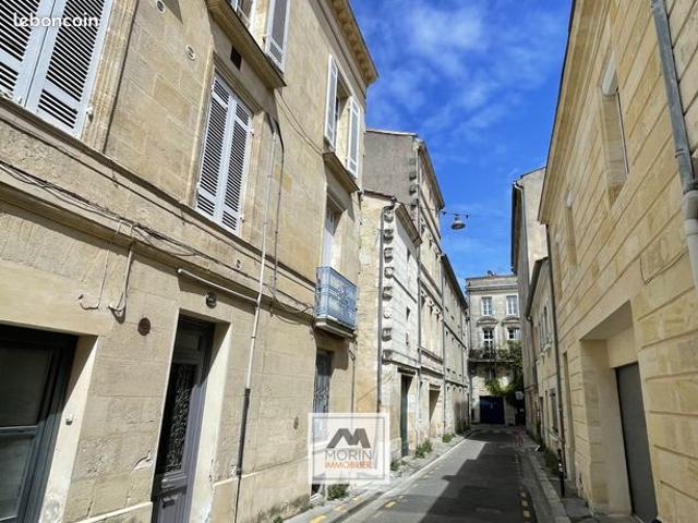 BORDEAUX quartier Eglise Sainte Croix, appartement au calme avec une chambre et un bureau immeuble en pierre