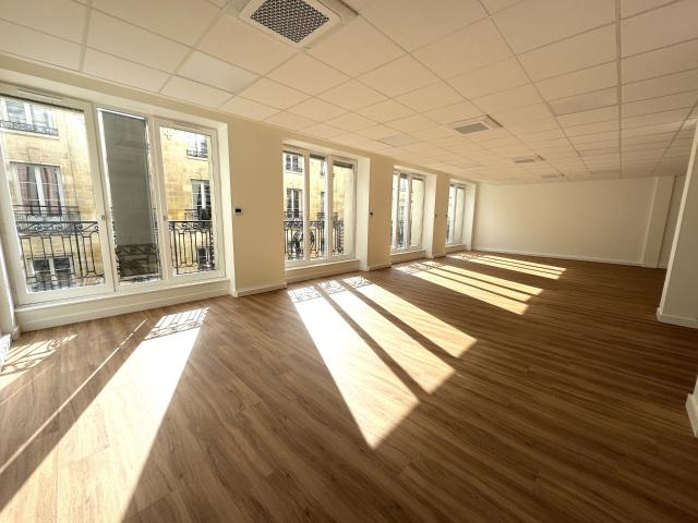 Bordeaux QUINCONCES Magnifique Bureau Rénové de 125 m2
