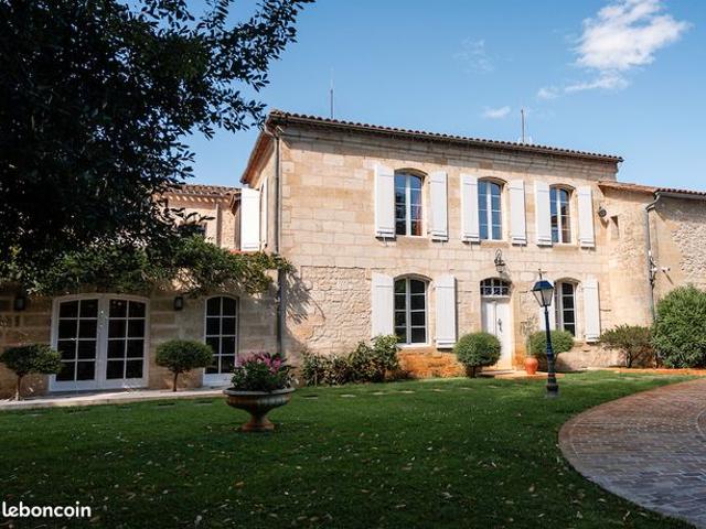 Bordeaux Rive droite, magnifique propriété du 19ème avec ponton privé et piscine au coeur d’un parc privé de deux hectares