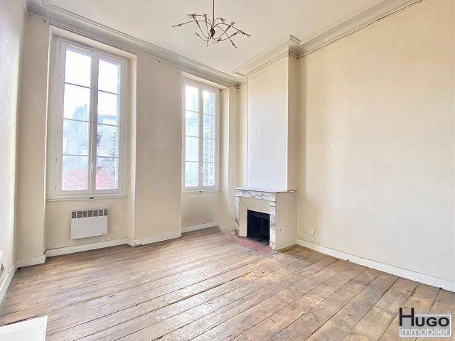 BORDEAUX RUE SAINTE CATHERINE IMMEUBLE MIXTE 3 LOTS 215M2 !