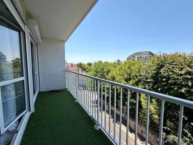 Bordeaux Saint Augustin T2 rénové avec grand balcon, cave et parking