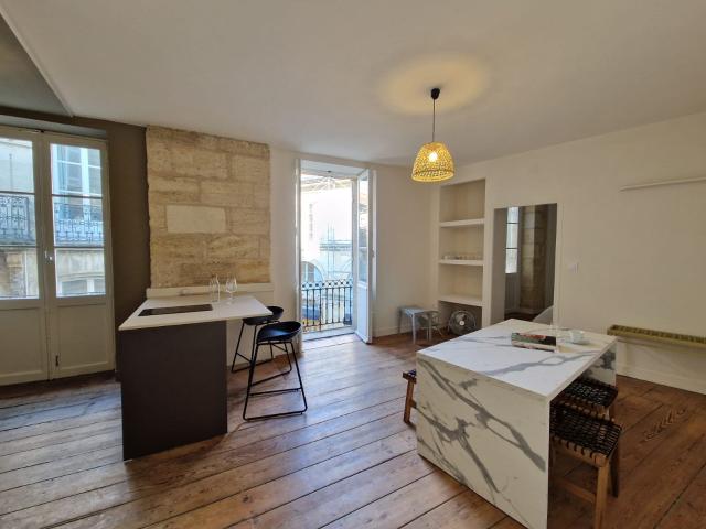 BORDEAUX SAINT PIERRE T2 rénové dans la pierre