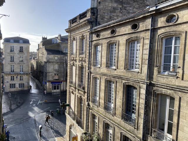 Bordeaux secteur historique, plateau traversant à aménager