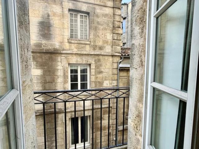 BORDEAUX St Pierre, T2 dans immeuble en pierre