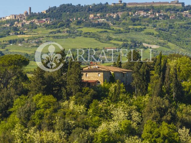 Borgo toscano immerso nella campagna che circonda Volterra. 520m² Volterra