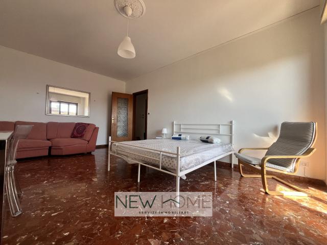 BORGO SANTA CROCE STANZA CON BALCONE PER STUDENTI