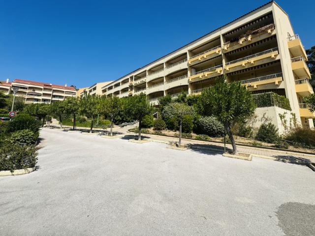 Bormes les mimosas: Vivez la Méditerranée au quotidien: aperçu mer, soleil et port à pied