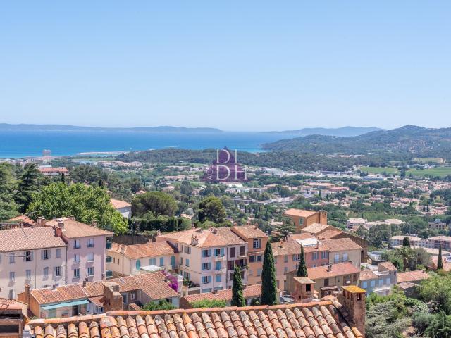 Bormes village: magnifique vue mer pour ce 2 pièces