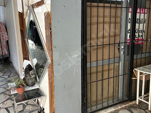 BORNOVA MERKEZDE PASAJ İÇİNDE 25M2DÜKKAN VEYA DEPO