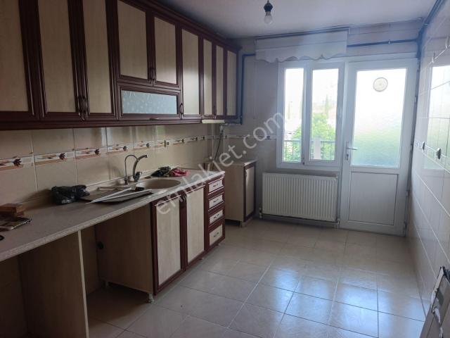 Bornova Mevlana Mahallesi'nde Kiralık 3+1 Doğal Gazlı Daire