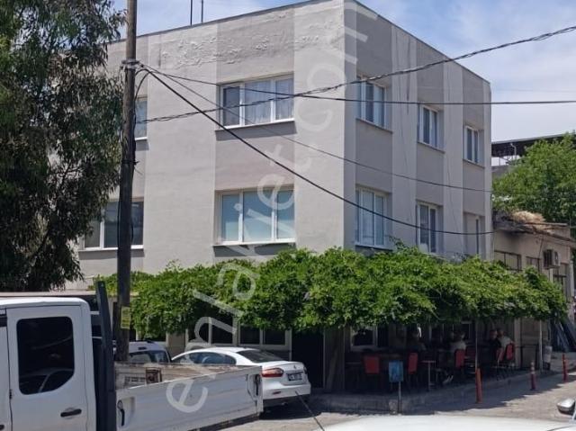 Bornova Atatürk Mah. Merkezinde Satılık 3 Katlı Bina