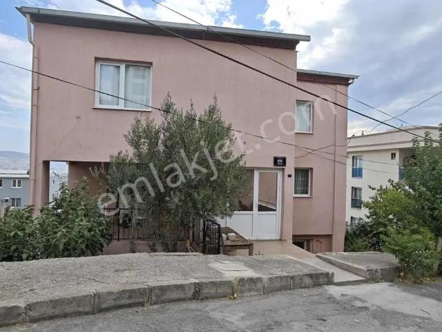 Bornova Atatürk Mahallesi'nde Bahçeli 3+1 Kiralık Daire