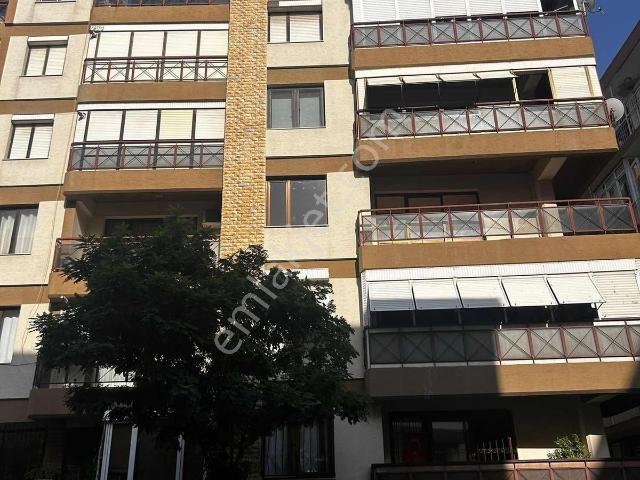Bornova Erzene'de 4+1 Doğalgazlı Ara Kat Kiralık Daire