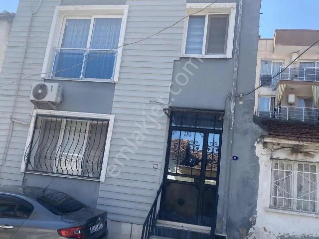 Bornova Kızılay Mahallesinde İki Katlı Satılık Bina