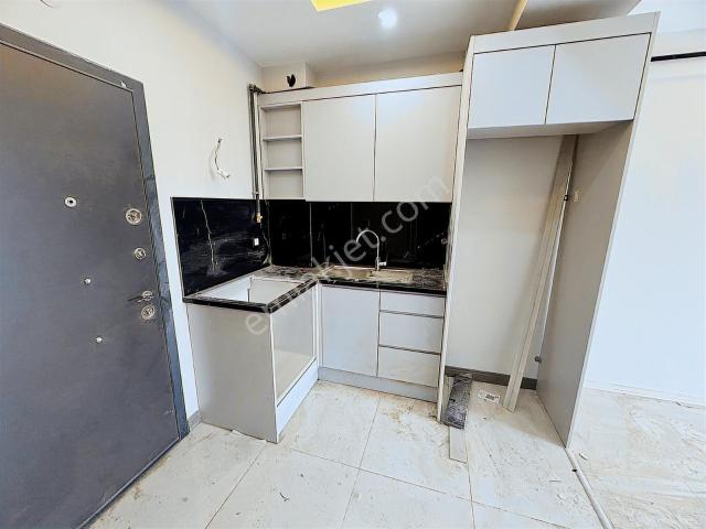 Bornova Kızılay Mahallesinde Site İçi 1+1 Lüks Arakat Asansörlü