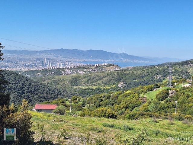 BORNOVA KAYADİBİ'NDE YOLA SIFIR DENİZ MANZARALI ARSA