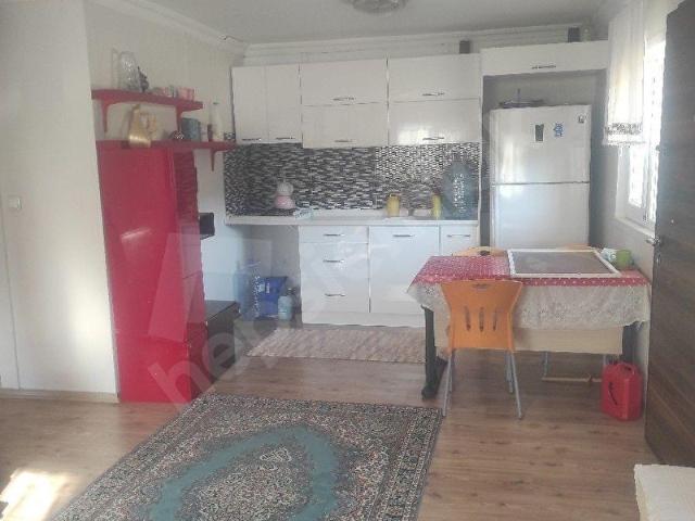 BORNOVA YAKAKÖY DE TAPULU, İCİNDE 2+1 ÇELİK PREFABRİK EVİ BULUNAN FULL ESYALİ HAZIR YASAM ALANI.