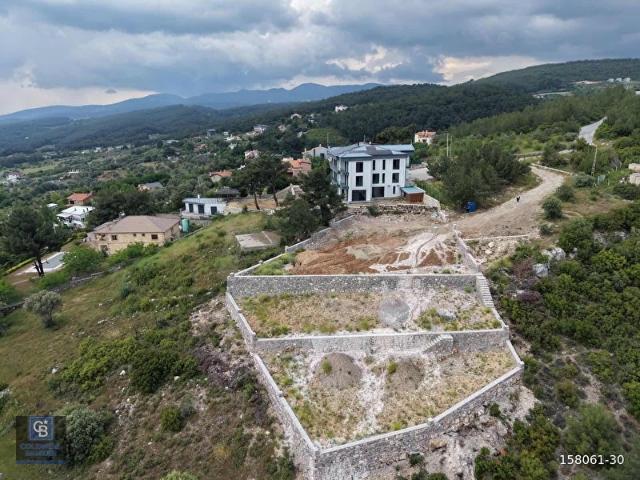 BORNOVA YAKAKÖYDE DOĞAYLA İÇ İÇE SATILIK ARSA!