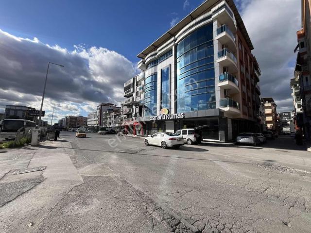 Bornova Yeşilovada 750 M², Yüksek Reklam Değerine Sahip Dükkan