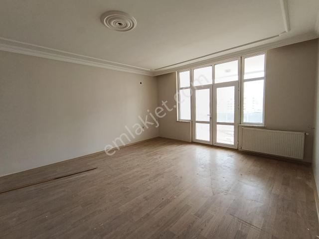 Bostanbaşında Satılık 3+1 Ara Kat Uygun Daire