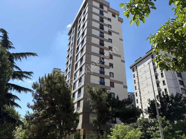 Bostancı'da Kiralık Geniş Ferah Balkonlu Arakat Daire