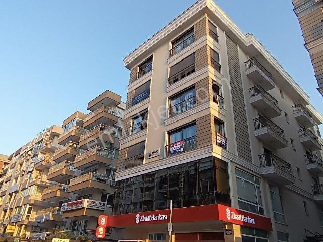 Bostanlı Merkez'de Cemal Gürsel Bulvarı Üzeri 3+1 Satılık Daire