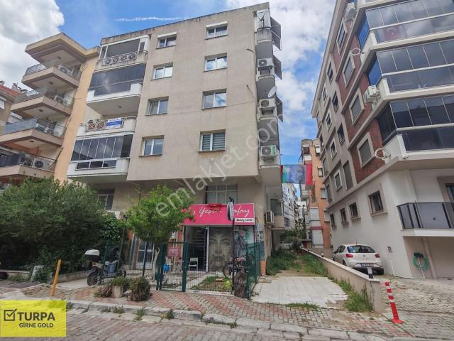 Bostanlı Merkezde Tadilatlı 2+1 Satılık Daire