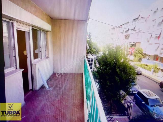 Bostanlı'da Doğalgazlı Otoparklı 3+1 Daire