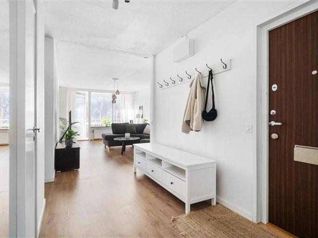 Bostadsrätt i Helenelund – 2:a på 65 m2 med inglasad balkong och nära pendeln, Sollentuna, Stockholm