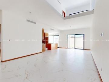 CASA EN VENTA EN BOSQUE REAL CON ESTUDIO EN PLANTA BAJA, ZONA VALLE ESCONDIDO