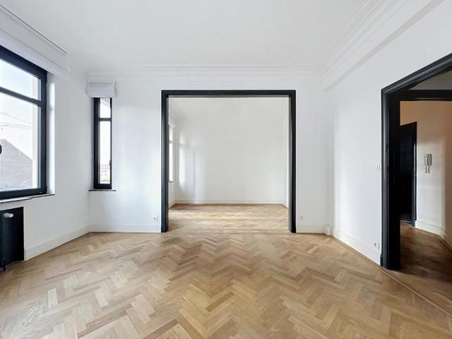Botanic: Superb 2 bedroom apartment + balcony